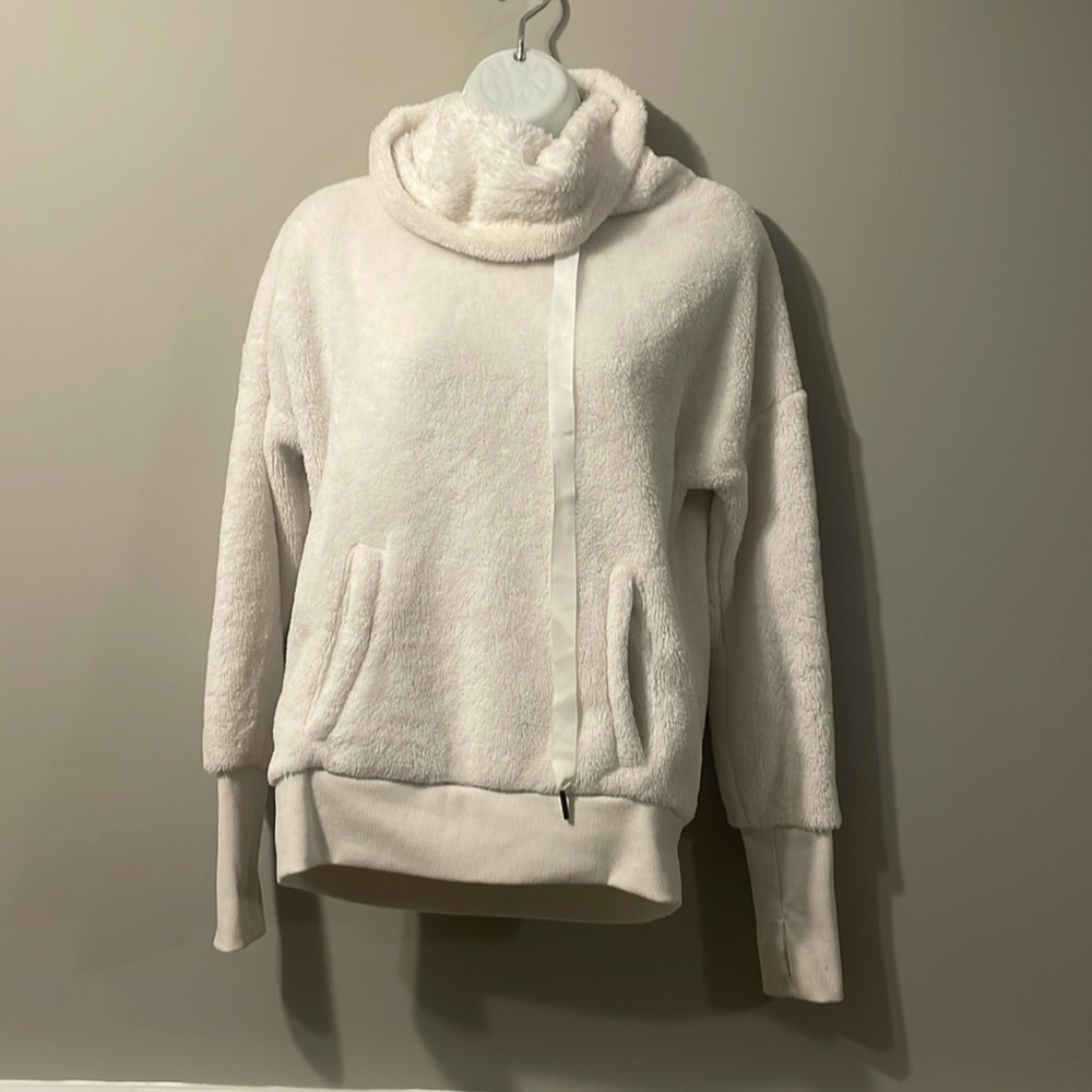 Mondetta luxury warm, cream cozy sweater